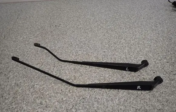 Suzuki Swift I Front wiper blade arm