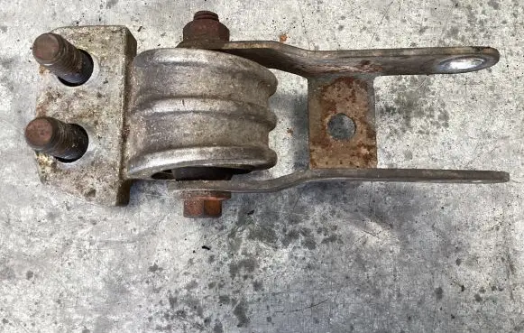 Volvo XC90 Engine mount bracket 30680750