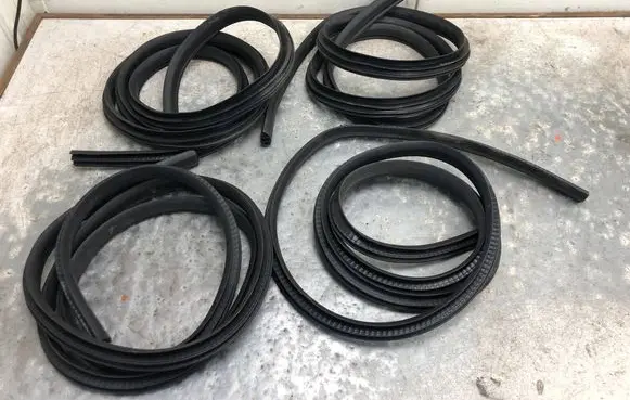 Ford Kuga II Front door rubber seal 