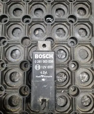 Volkswagen Golf Plus Glow plug pre-heat relay 038907281D