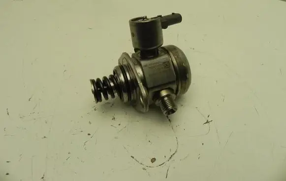 BMW 2 F22 F23 Fuel injection high pressure pump 7610761 VD7825