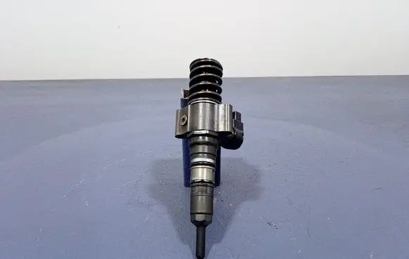 Volkswagen PASSAT B5.5 Fuel injector 03G130073S