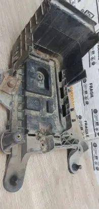 Volkswagen PASSAT B6 Battery box tray 1K0915333C