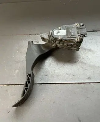 Accelerator throttle pedal