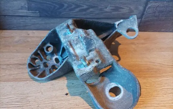 Audi A3 S3 8L Engine mounting bracket