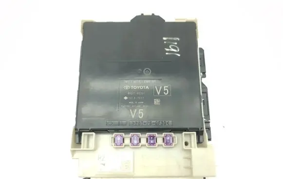 Toyota RAV 4 (XA50) Fuse module 8922142331 8273042890A