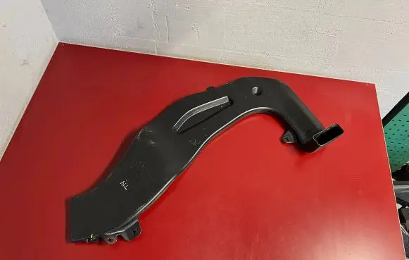 BMW iX Cabin air duct channel 7948159