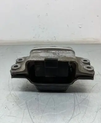 Volkswagen PASSAT B6 Engine mount bracket 3C0199555