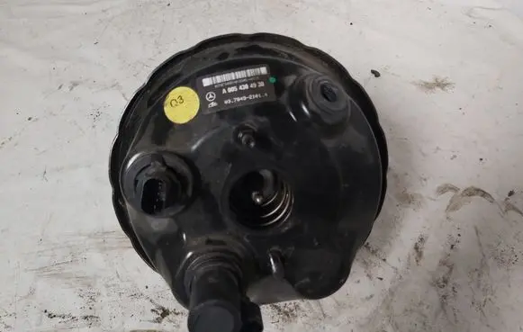 Mercedes-Benz C W203 Brake booster A0054304930