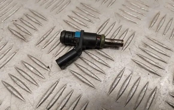 Audi Q7 4M Fuel injector 06E906031A 06E095D