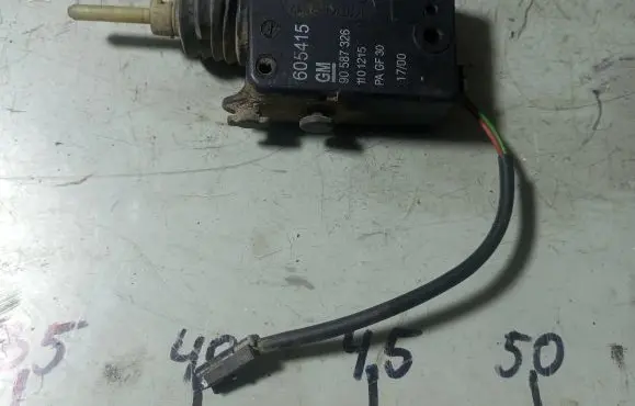 Opel Astra G Central locking motor 90587326