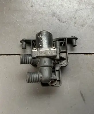 BMW 5 E60 E61 Coolant heater control valve 6920226 040331 1147412174