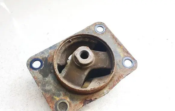 Suzuki SX4 Engine mount bracket