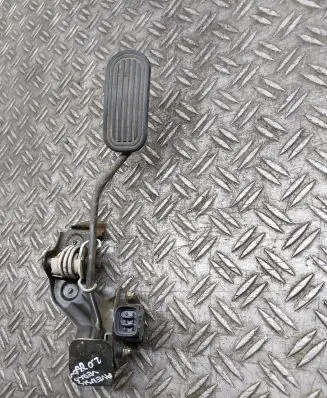 Accelerator throttle pedal