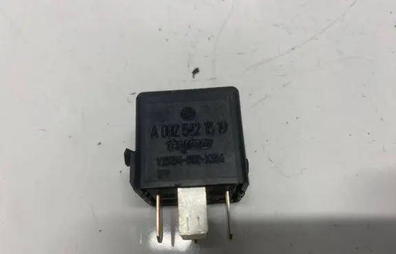 Mercedes-Benz A W169 Other relay 0025421319 v23134-b52-x336