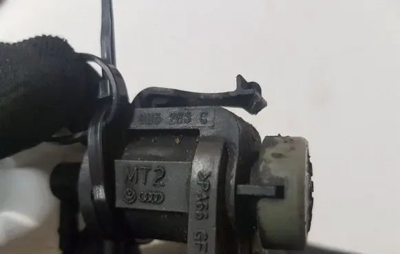 Volkswagen Golf IV Turbo solenoid valve 1J0906283C