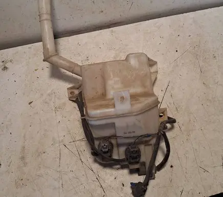 Mazda 6 Windshield washer fluid reservoir/tank GS1E67480 880142777 K0036
