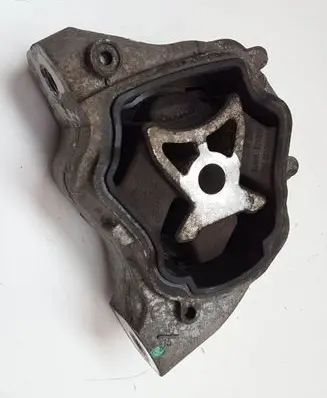 Volvo V70 Engine mount bracket 31360138