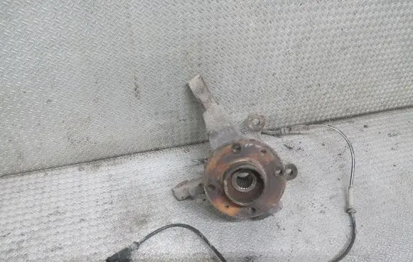 Nissan Note (E11) Front wheel hub spindle knuckle