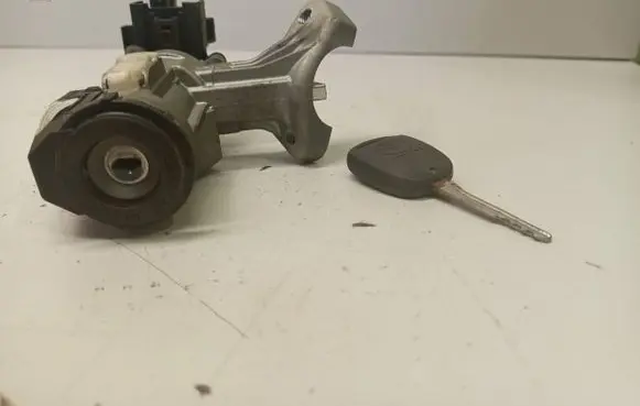 Toyota Corolla E120 E130 Ignition lock 45020024