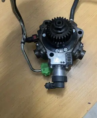 Renault Trafic III (X82) Fuel injection high pressure pump 0445010250 8201045496