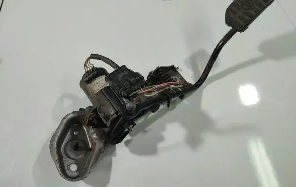 Nissan Almera Tino Accelerator throttle pedal 0281002425