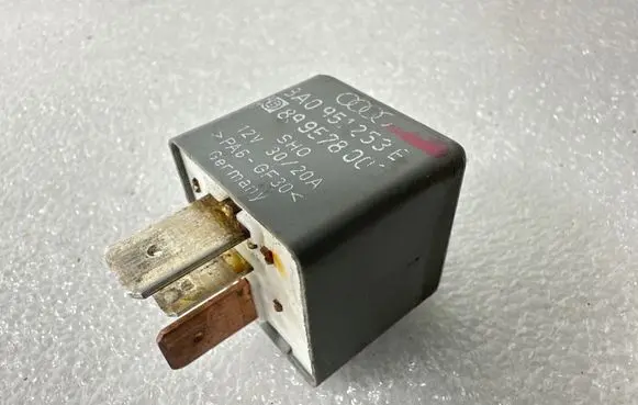 Volkswagen PASSAT B5 Other relay 8A0951253E 89957800