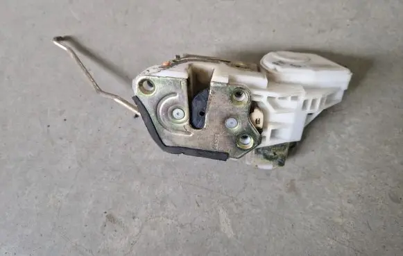 Mitsubishi Pajero Sport I Front door lock