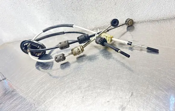 Opel Astra J Gear shift cable linkage 55563704