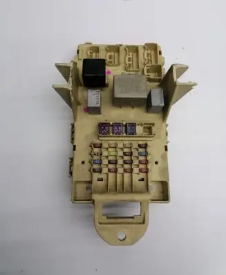 Toyota Yaris Fuse module 827300D040