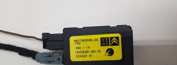 Citroen C4 II Picasso Aerial antenna amplifier 9807982580