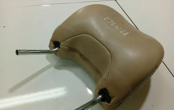 Volvo XC70 Front seat headrest 