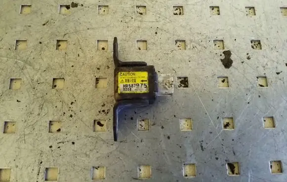 Mitsubishi L200 Airbag deployment crash/impact sensor MR587975