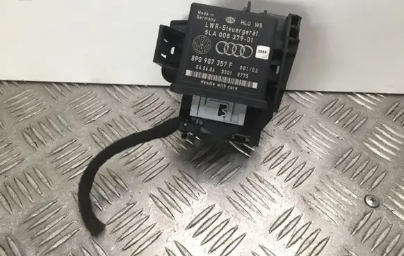 Volkswagen Touran I Light module LCM 5LA008379 8P0907357F