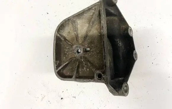 Engine mounting bracket
