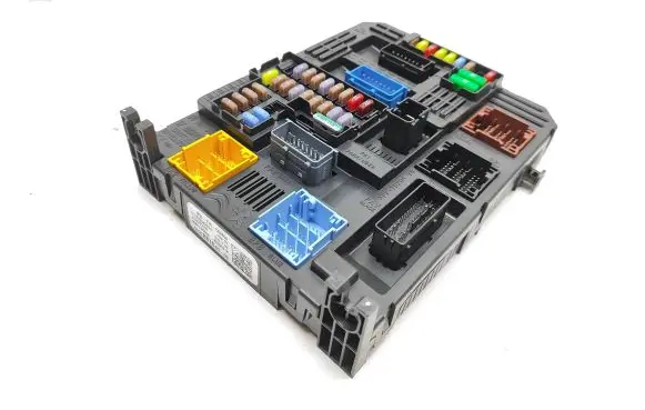 Peugeot 208 Fuse module 9832881080 1892042374 28709110