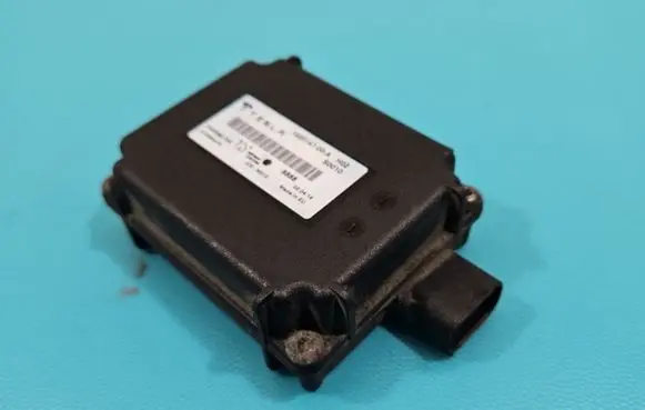 Tesla Model S Central body control module 1020147-00-A IMPRK1413428