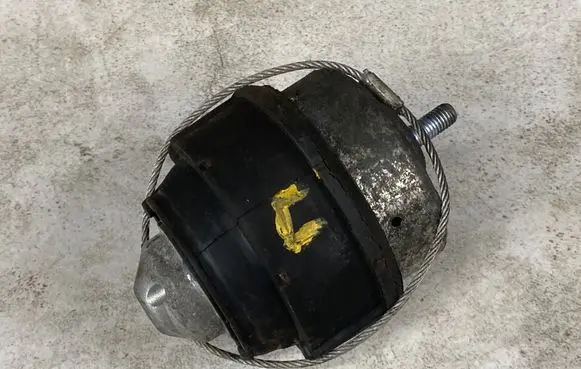 Volvo XC90 Engine mount bracket 
