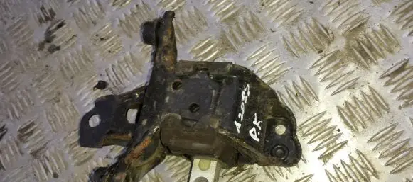 Volkswagen Polo Engine mount bracket