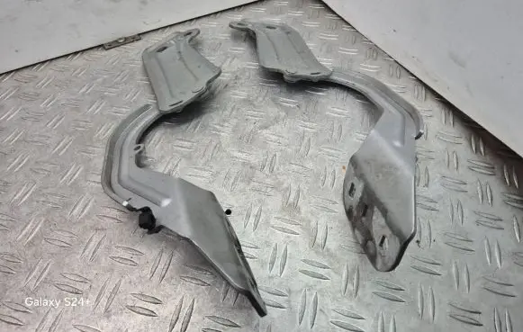 Ford Focus Engine bonnet/hood hinges BM51A16800AD BM51A16801AD