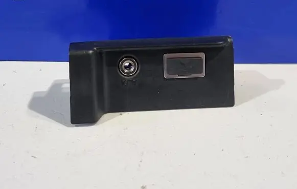 Volvo S60 AUX in-socket connector 31285608