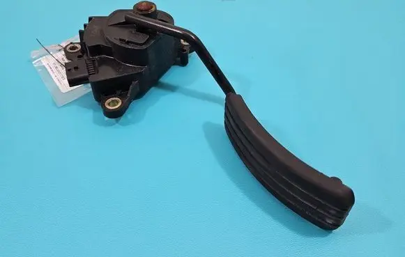 Accelerator throttle pedal