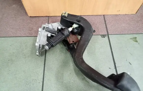 BMW 3 E46 Brake pedal 35112229128
