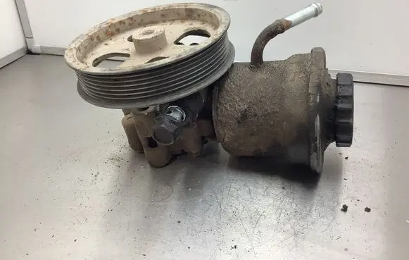 Toyota Avensis T250 Power steering pump 
