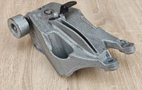 BMW 4 G22 G23 G24 G26 Engine mounting bracket 6864595