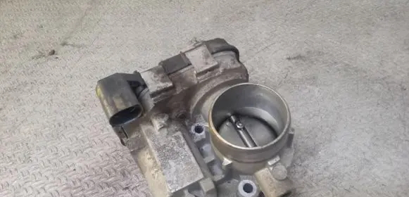 Volkswagen Up Throttle valve 04C133062D
