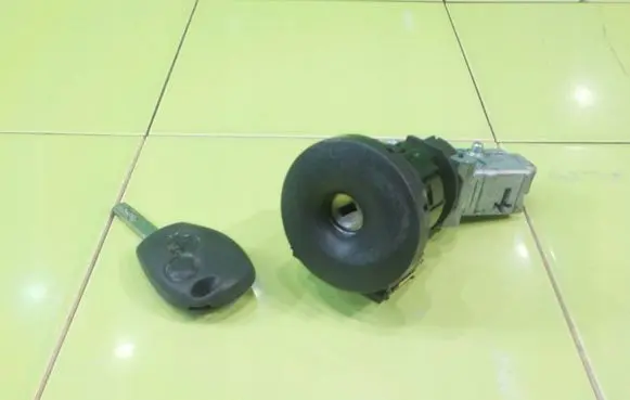 Dacia Sandero II Ignition lock N0502060B01