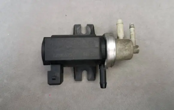 Audi A4 S4 B5 8D Turbo solenoid valve 72190375 141303