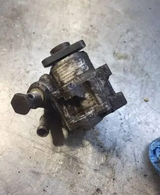 Volkswagen PASSAT B5 Power steering pump