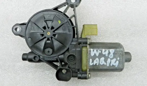 Volkswagen Tiguan Front door window regulator motor 5Q0959801C 5Q0959801